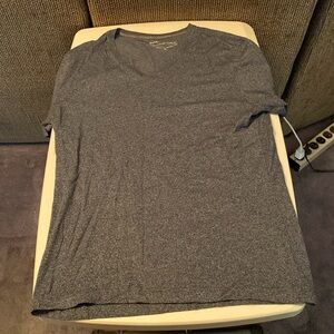 Banana Republic V-neck short sleeve T-shirt. Color: Navy/Black. Size: S